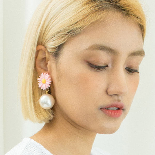 pink daisy flowers and King pearl earrings